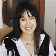 Chica catalana nativa, con un gran nivel en gramática. Me gustaría dar clases a niños de primaria para enseñarles todos mis conocimientos.